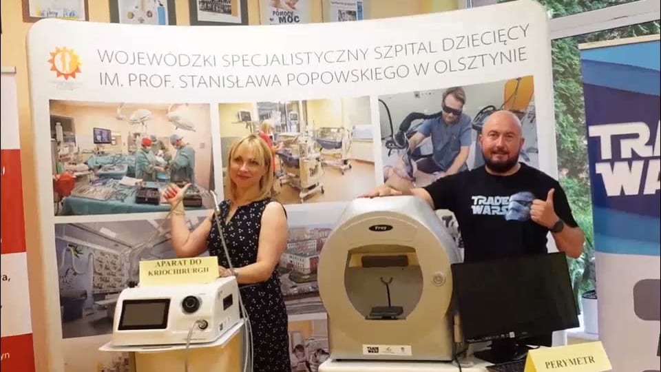 Przekazanie aparatu do kriochirurgii i perymetru w Wojewódzkim Specjalistycznym Szpitalu Dziecięcym w Olsztynie - przy sprzęcie dwoje przedstawicieli Trade Wars